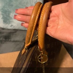 Louis V Monogram Medium